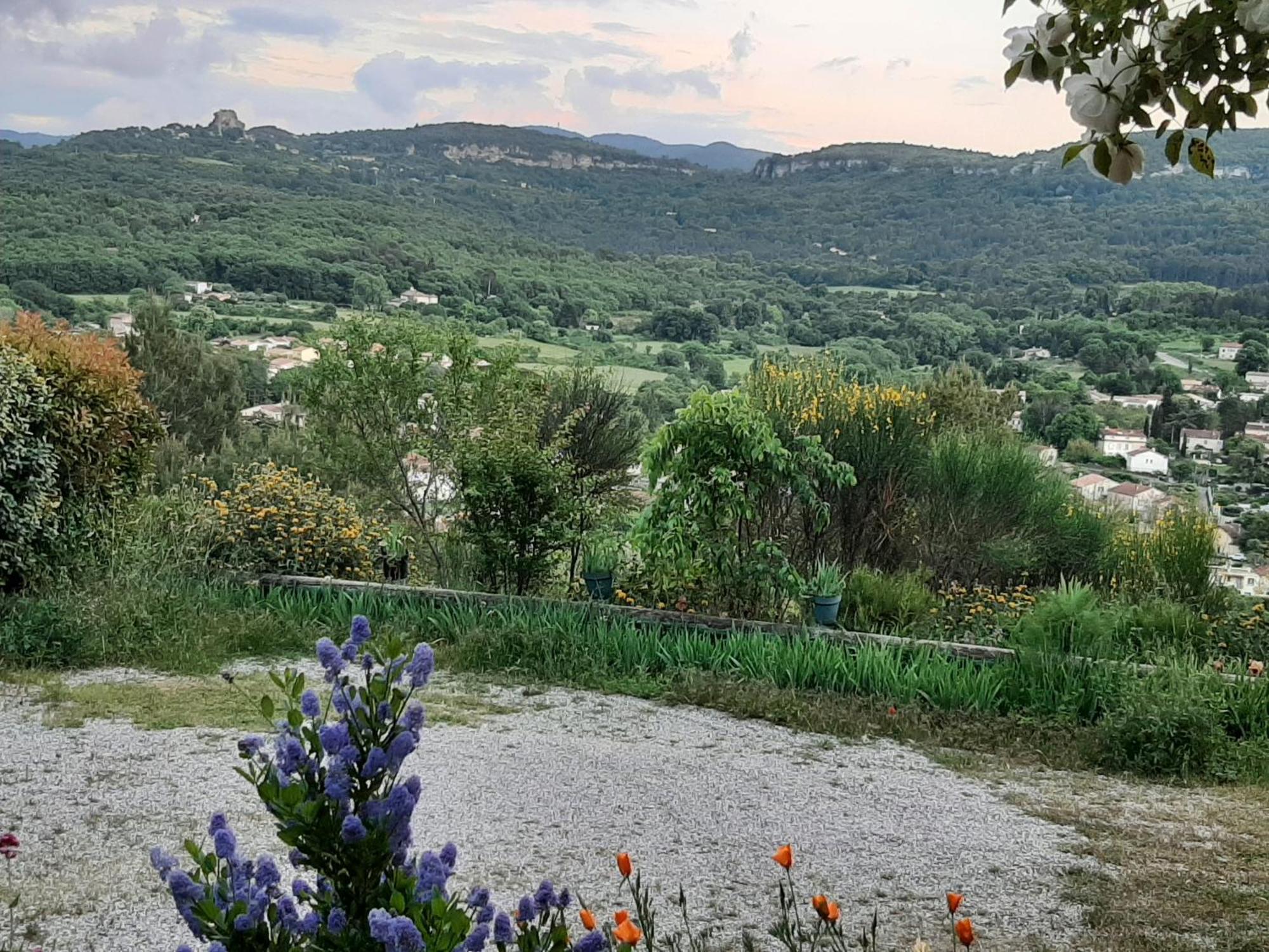 Appartement T.Belle Vue Panoramique Au Coeur Du Luberon 40M2 + Pergola . Jardin. P à Apt Extérieur photo